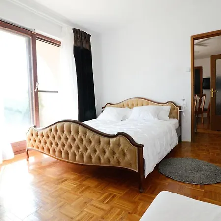 Apartment Glicinija *