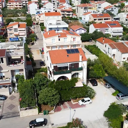 Apartment Glicinija *